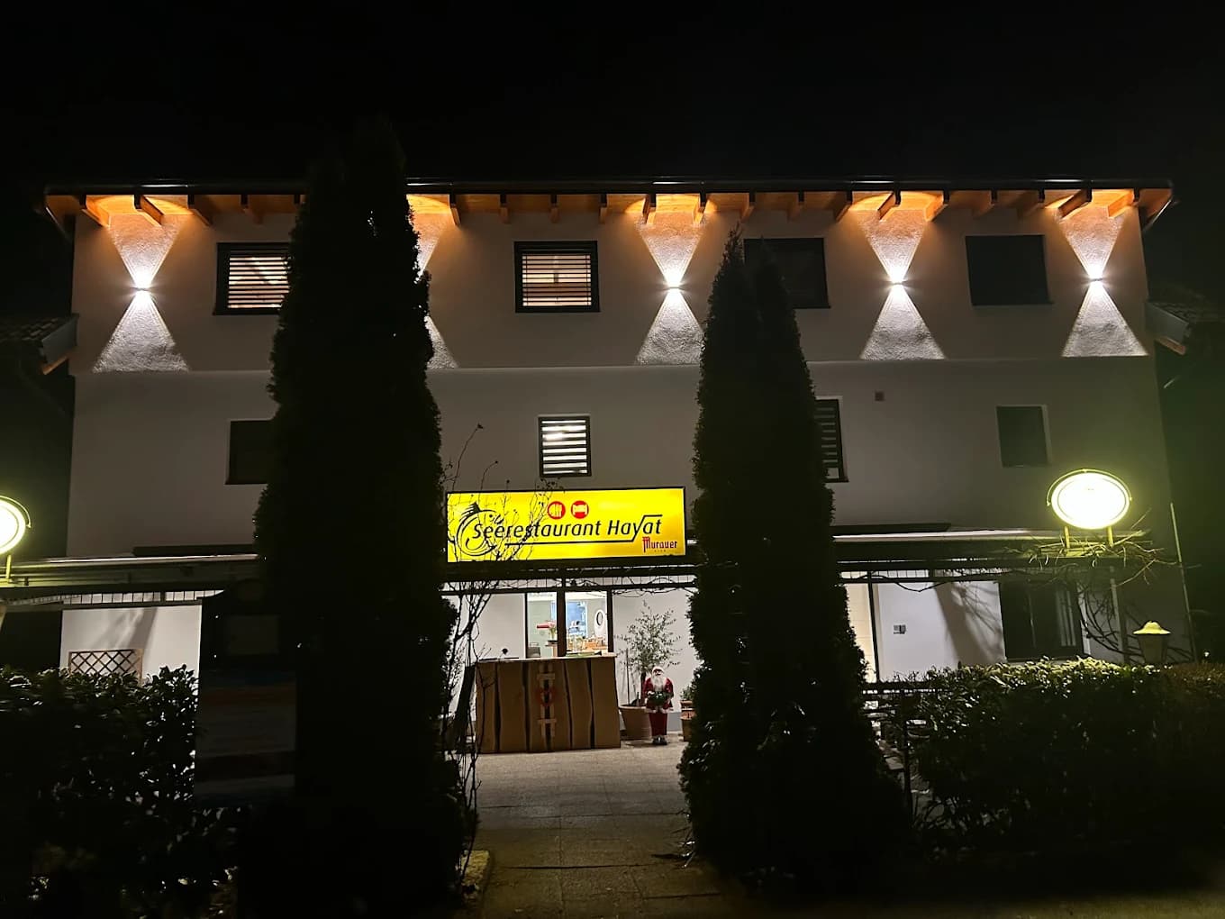 Außenansicht des Seerestaurant Hayat am Ossiacher See