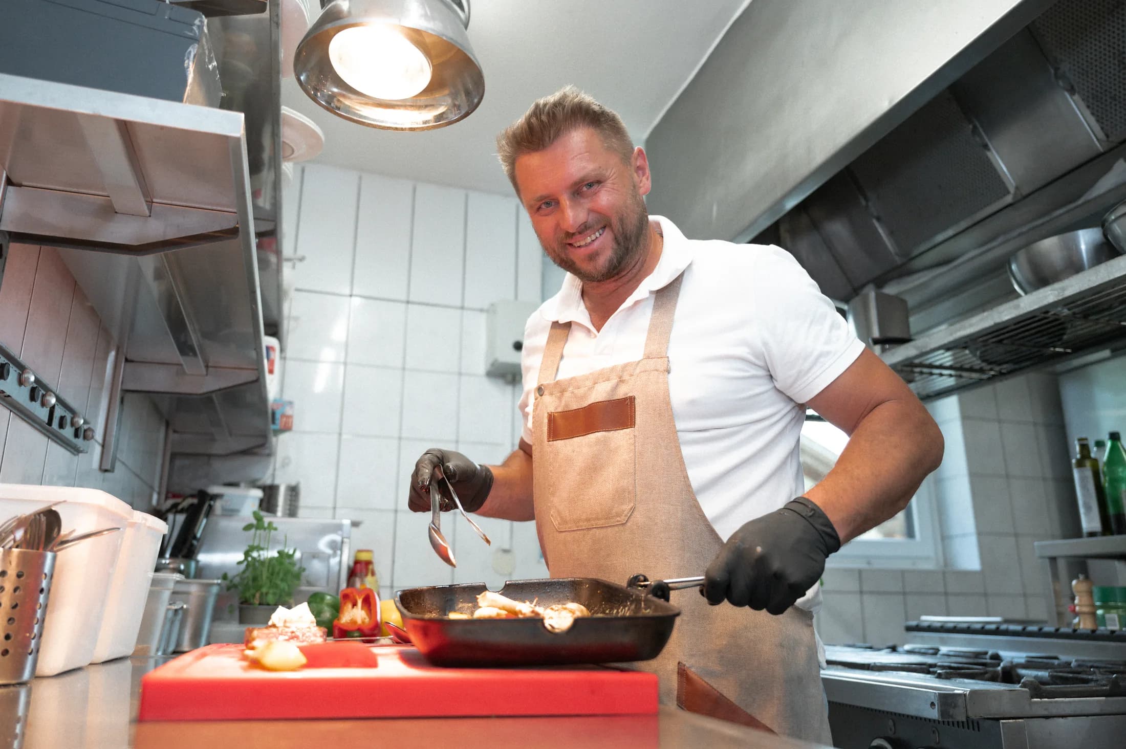 Küchenchef präsentiert ein fertiges Gericht