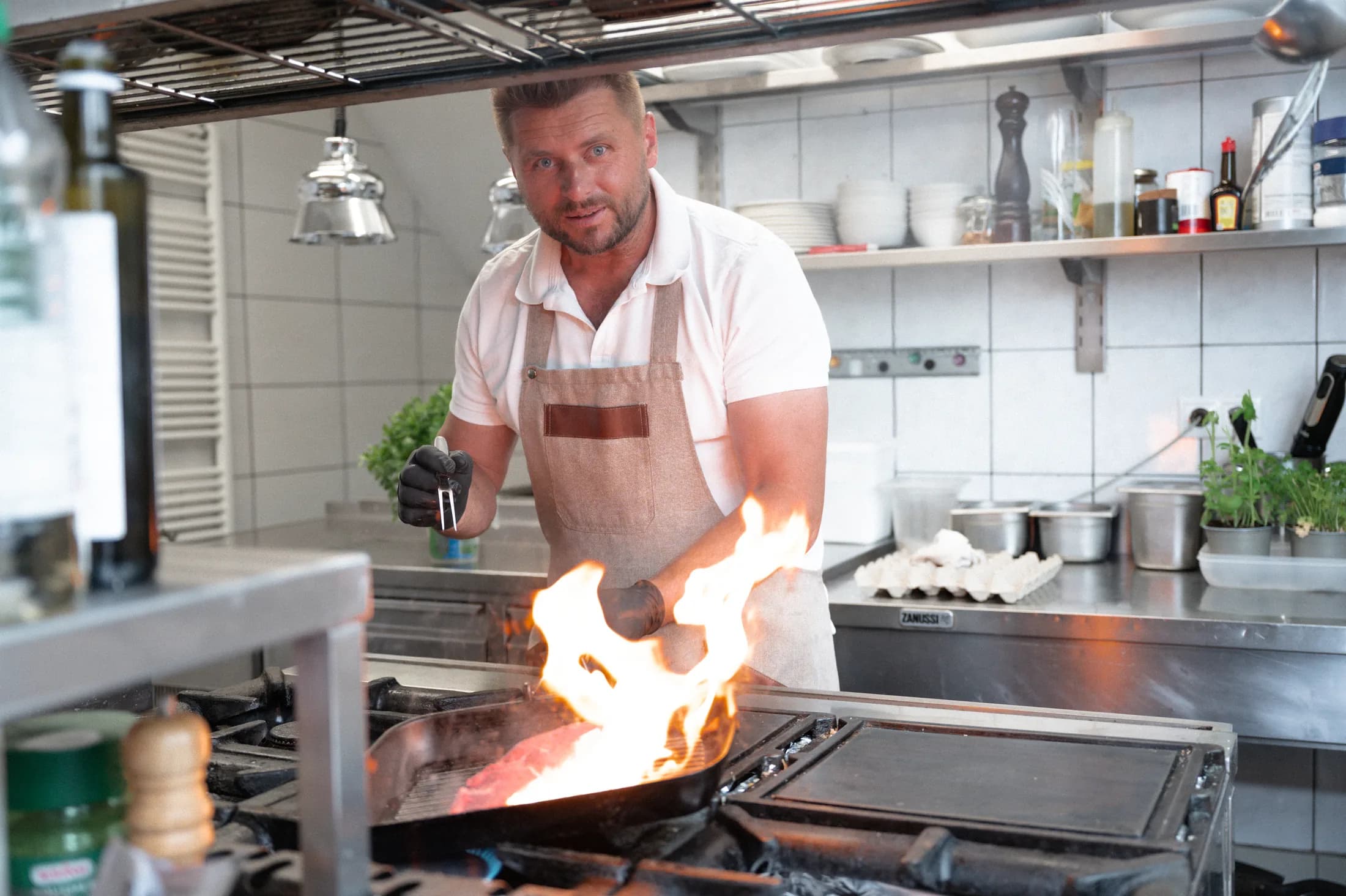 Fisch wird frisch in der Pfanne gebraten