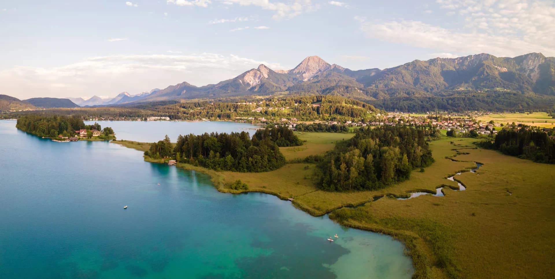Faaker See mit Schilf im Vordergrund
