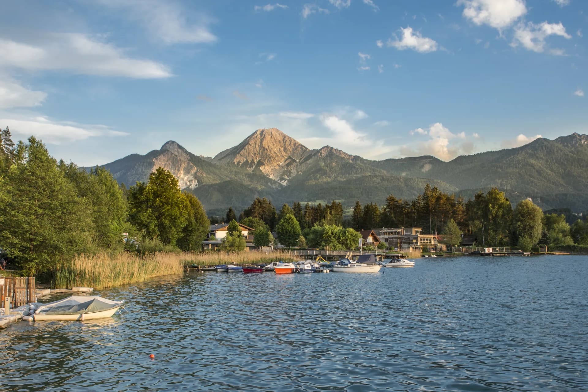 Türkisblauer Faaker See vor den Karawanken
