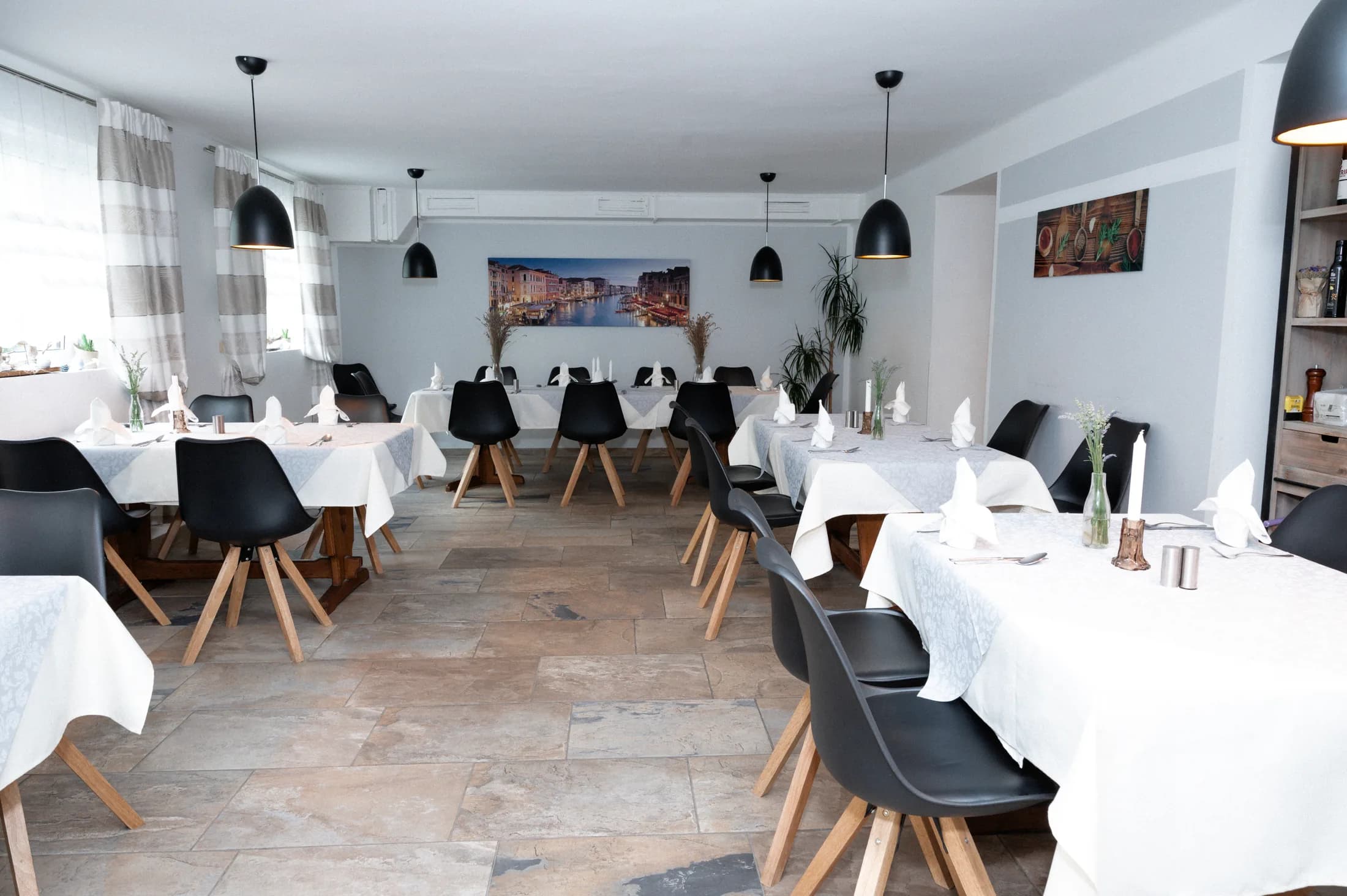Eleganter Gastraum mit Holzboden