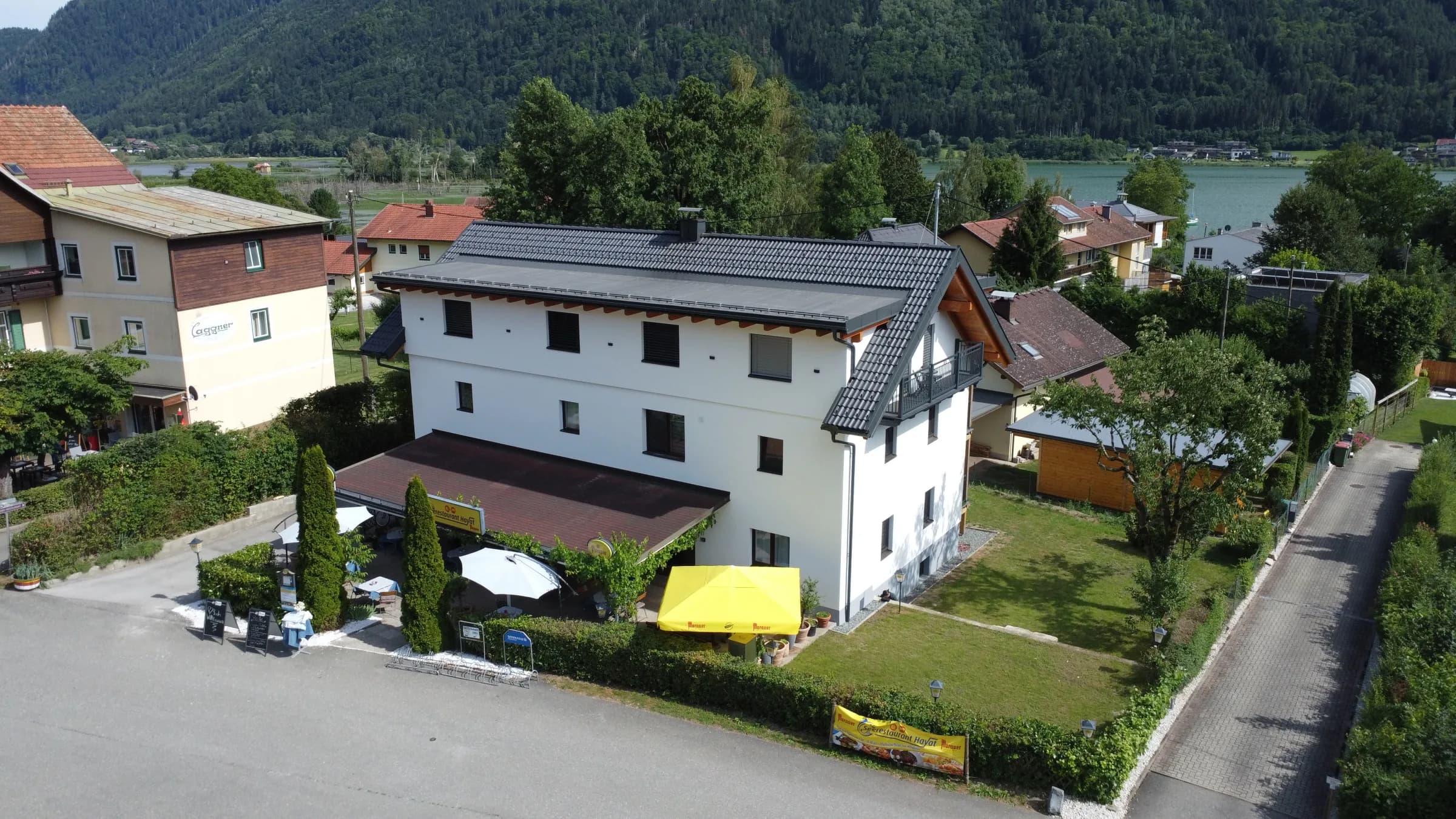 Luftaufnahme des Seerestaurant Hayat mit Ossiacher See im Hintergrund