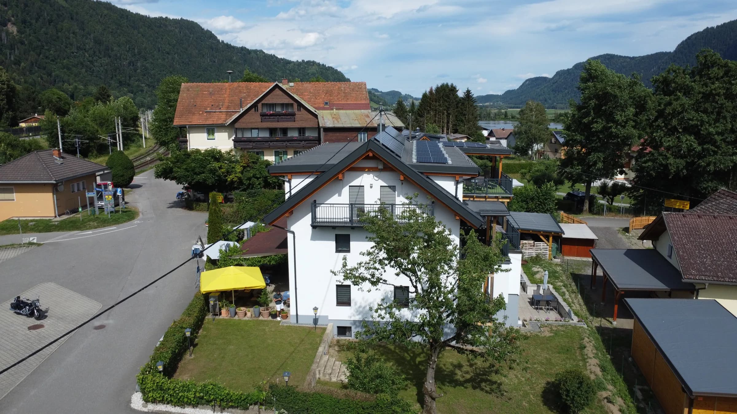 Luftaufnahme des Seerestaurant Hayat in Steindorf am Ossiacher See