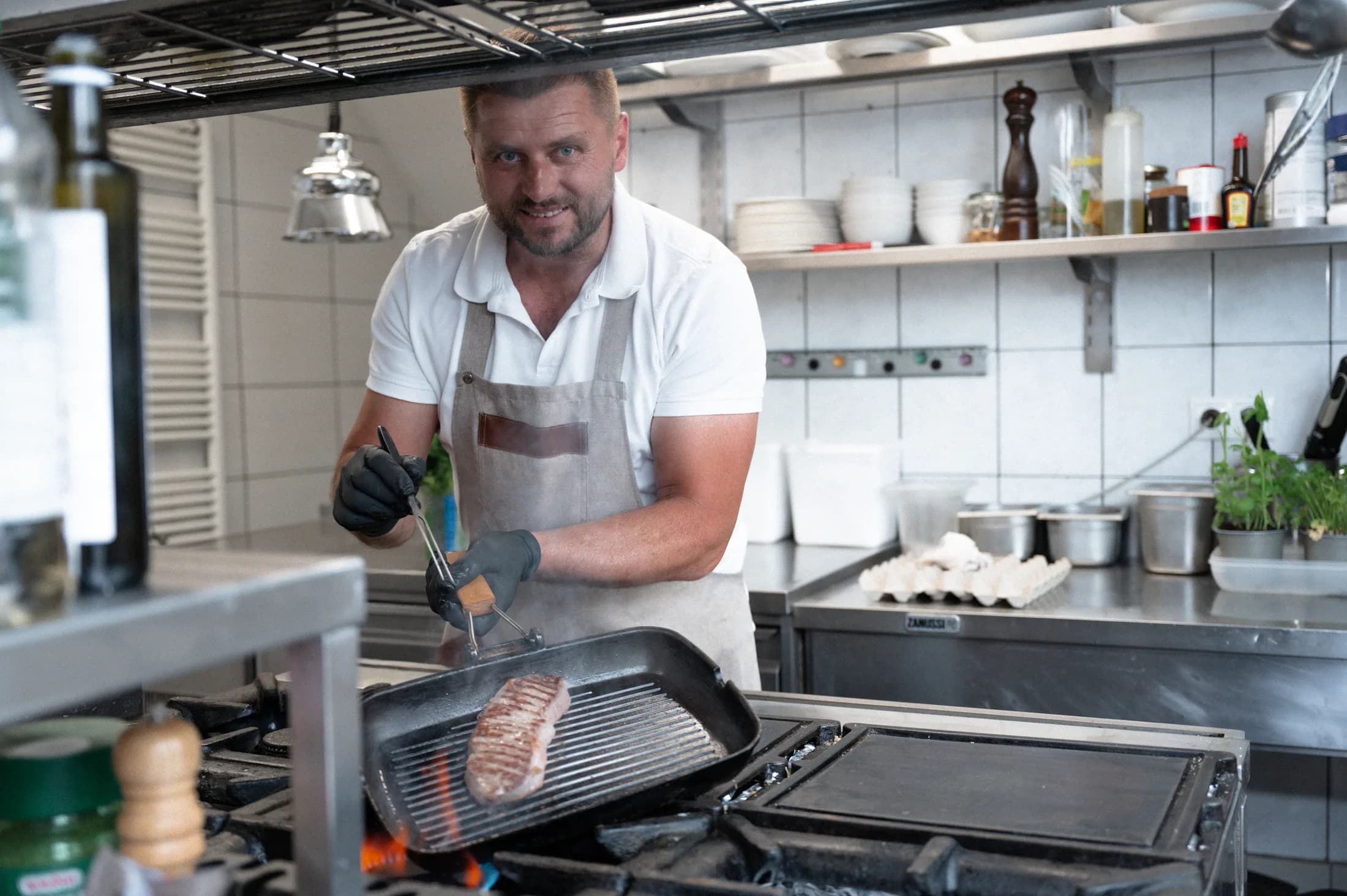 Flambieren in der Küche des Seerestaurant Hayat