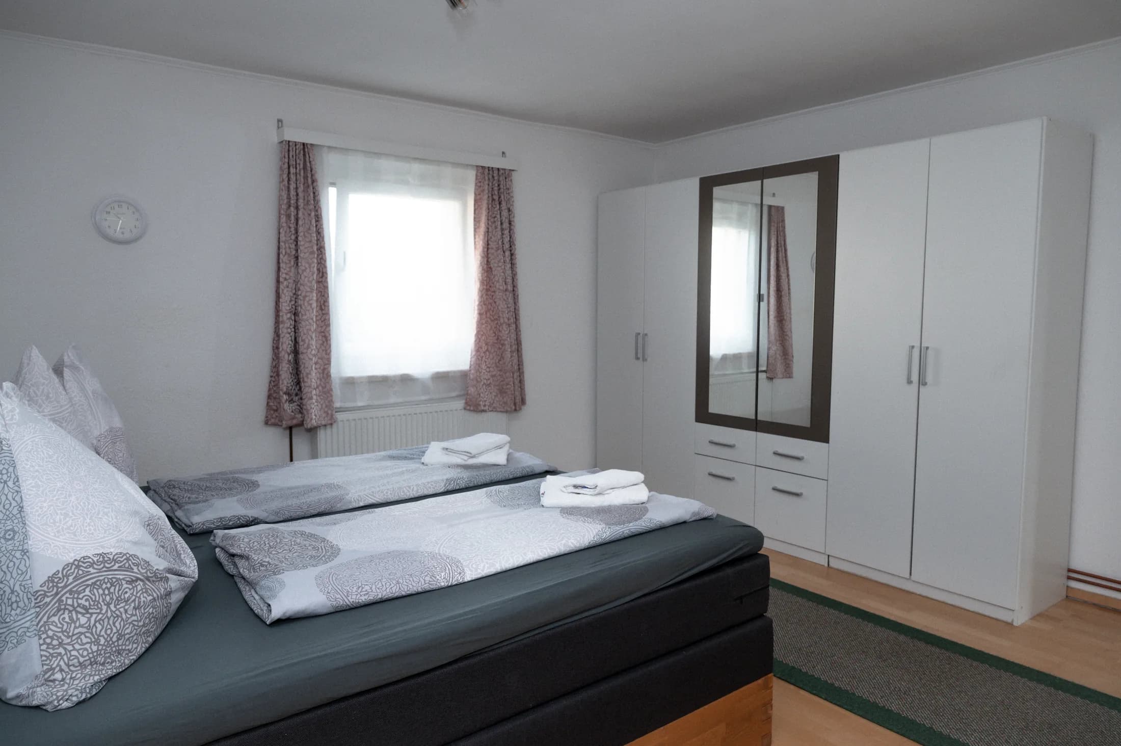 Schlafbereich der Ferienwohnung im Seerestaurant Hayat