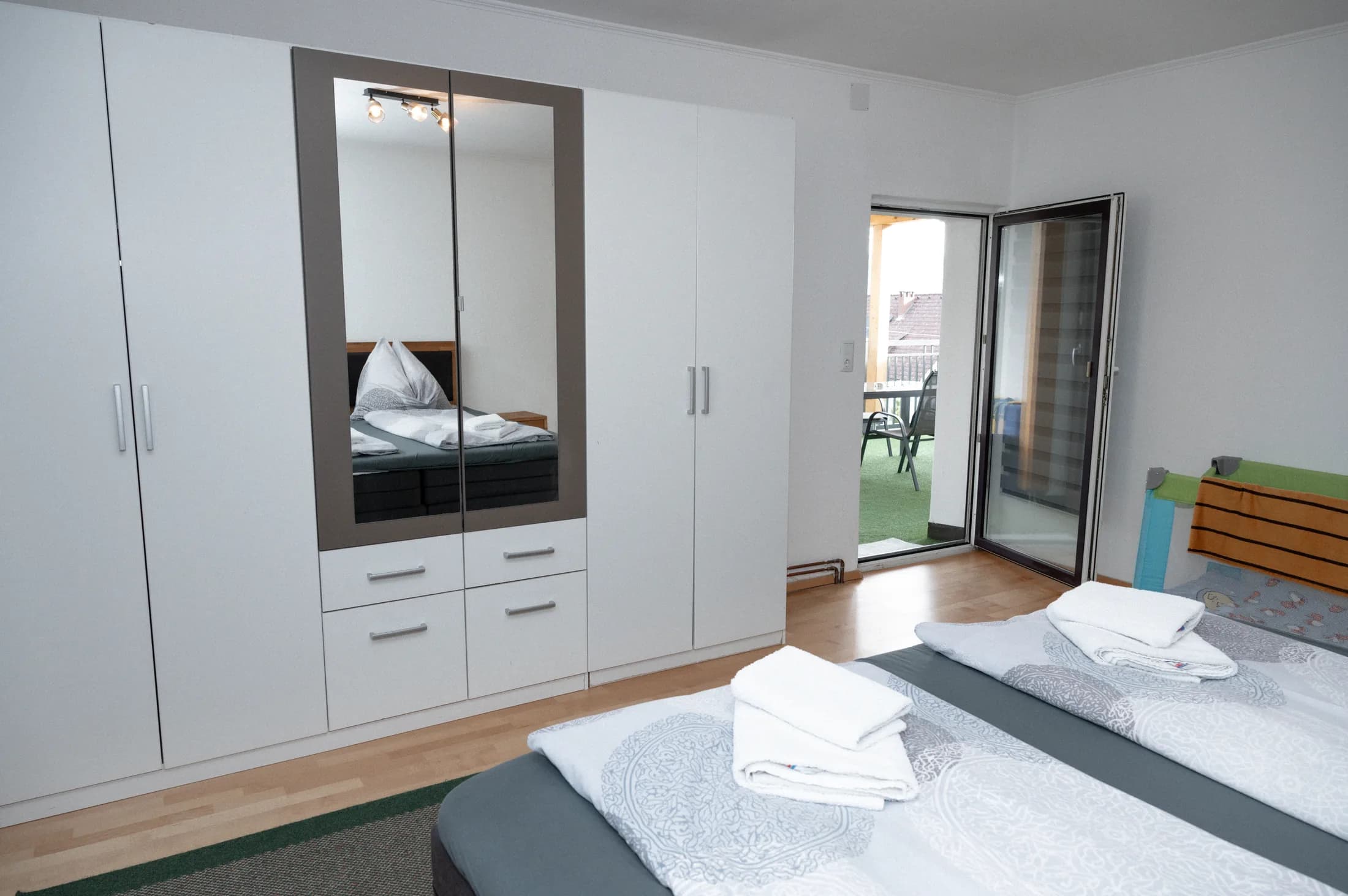 Schlafzimmer der Ferienwohnung mit großem Kleiderschrank