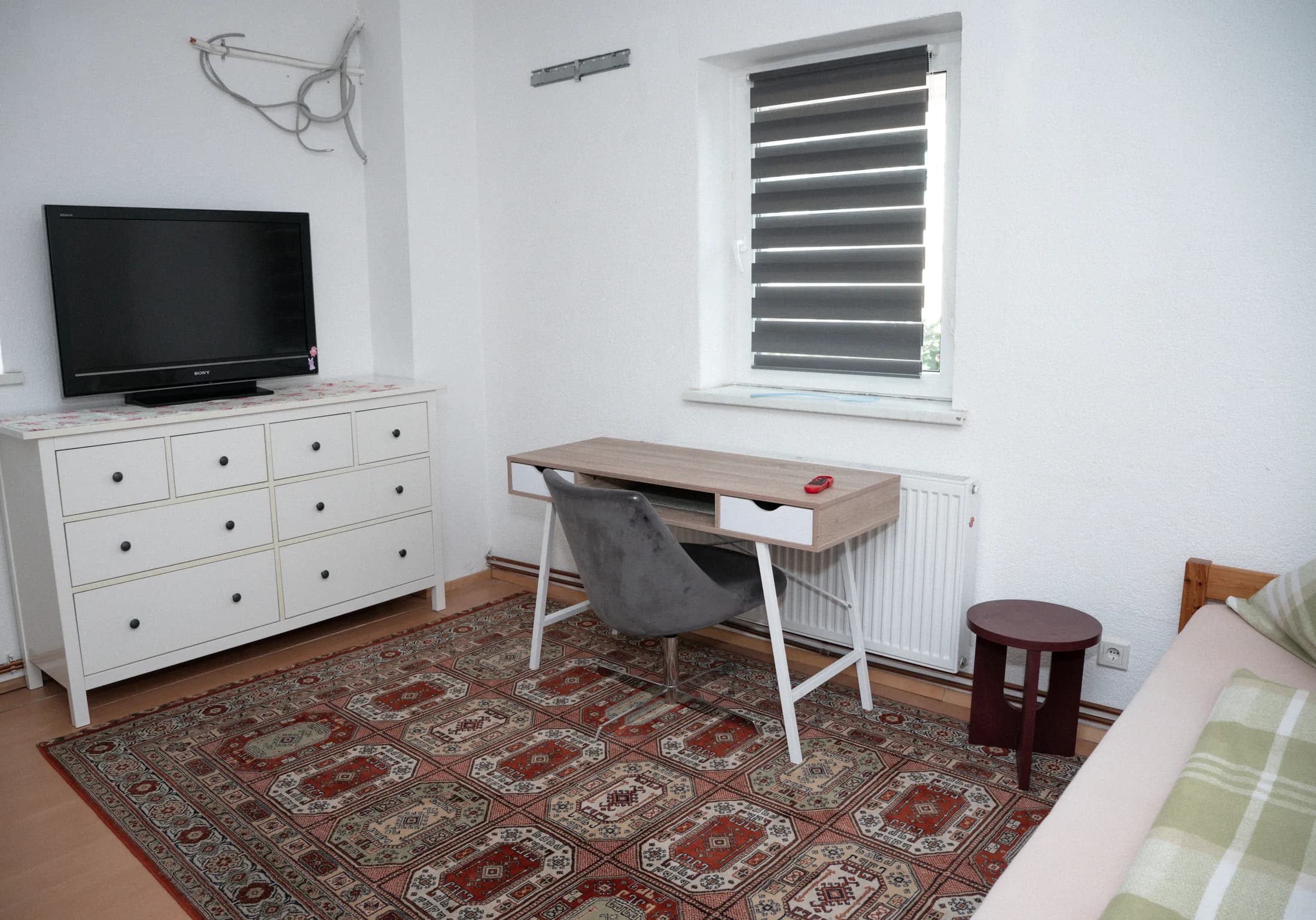 Wohn- und Schlafbereich mit TV und Arbeitsplatz