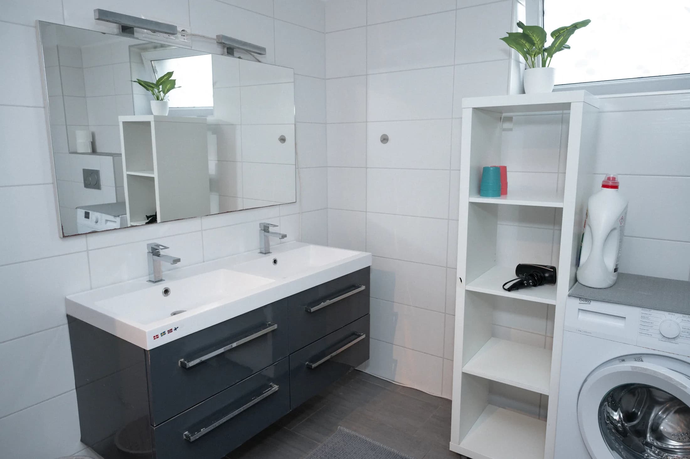 Modernes Badezimmer mit Doppelwaschbecken