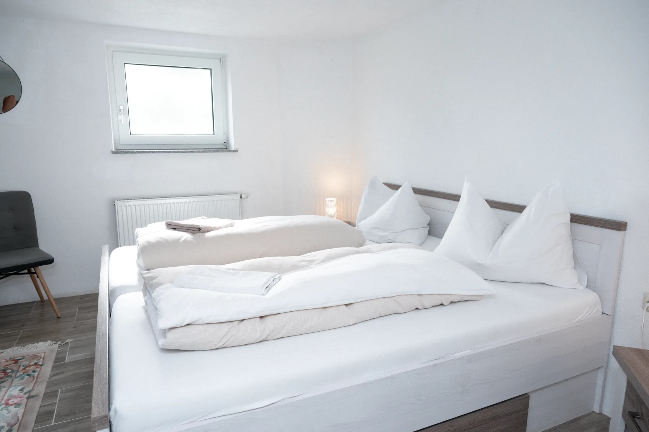 Helles Doppelzimmer mit Fenster und Sessel