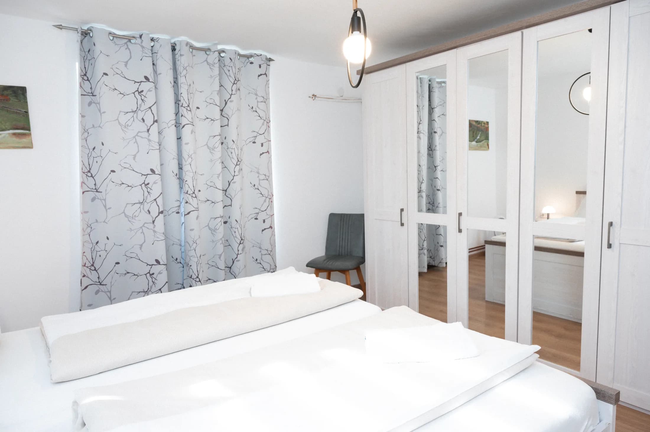 Schlafbereich der Suite mit Kleiderschrank