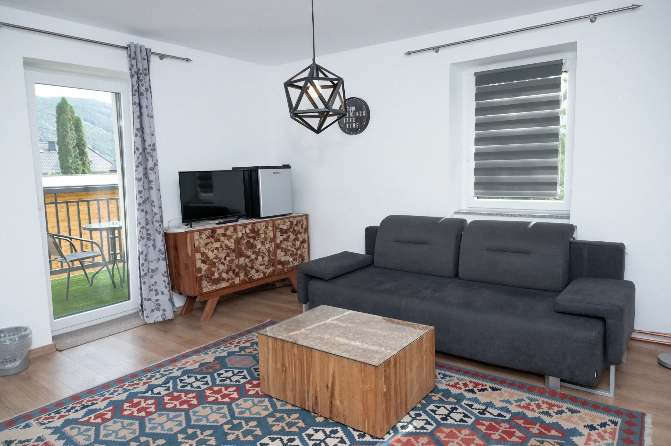 Separater Wohnbereich der Suite mit Couch und TV