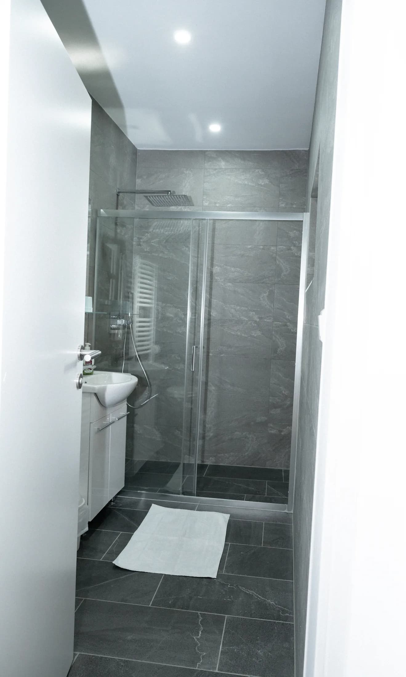 Elegantes Badezimmer der Suite mit Dusche